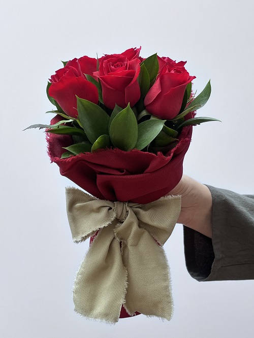 Rubra Jóia - Buquê com 08 Rosas Vermelhas
