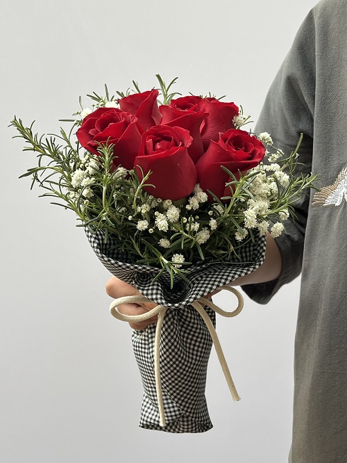 Reika - Buquê de 06 Rosas Vermelhas