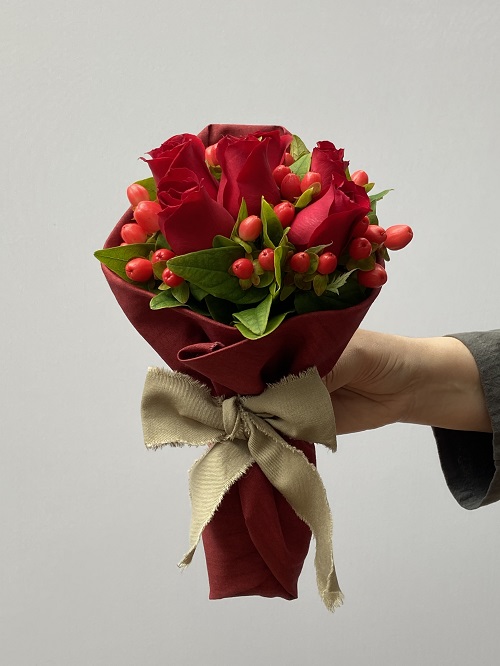 Tokyo Kiss - Buquê de 06 Rosas Vermelhas